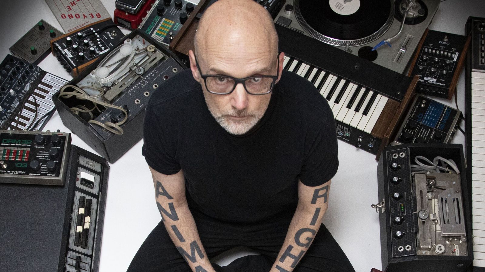 فنان الرقص Moby على القوة المدمرة للشهرة – ولماذا هو راضٍ عن ذلك “الرجل العجوز الغريب” | أخبار ents & arts